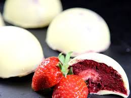 Dome Croquant De Chocolat Blanc A La Mousse De Fruits Rouges Et Coeur De Fraise Recette Mousse De Fruits Rouges Mousse Fruit Recettes De Cuisine