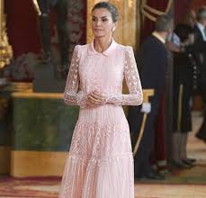 Jun 08, 2021 · todos los vestidos blanco de la reina letizia. La Reconquista De Felipe Varela El Disenador De Letizia El Correo