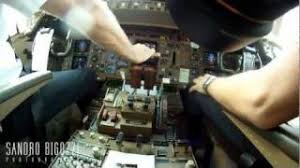 Paura su un volo della delta airlines per il tennessee costretto ad atterrare nel new mexico dopo che un. Inside Boeing 777 Mp4 Cabina Di Pilotaggio Youtube