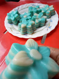 Tepung jenis lain pun boleh diproses daripada dari bahan tempatan dinegara kita seperti daripada ubikayu, keledek, jagung atau pelbagai bahan asas lain. Kuih Lapis Bunga Telang Cukup Lemak Manisnya Guna Acuan Comel Senang Makan