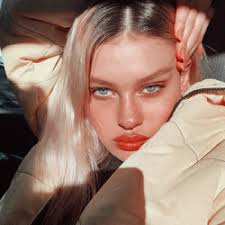 CORNELIA WARHOL ▻ nicola peltz