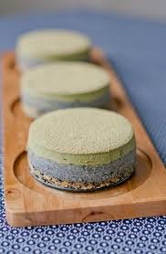 After the cheesecake cups have set, spoon 2 tablespoons strawberry jam into each jar. Un Cheesecake Au The Matcha Les Plus Beaux Gateaux Au The Matcha Reperes Sur Pinterest Elle A Table
