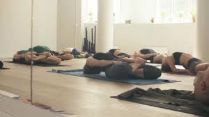 Check spelling or type a new query. Gruppe Von Menschen Die Yoga Asanas Im Studio Stockvideo C Chudakov 163837434