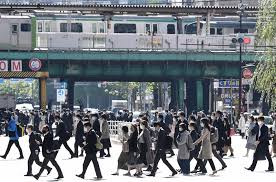 Ａ 混同しがちですが、同じではありません。 緊急事態宣言は、改正新型インフル特別措置法（新型コロナ特措法）に基づき、首相が対象区域と期間を定めて発令できます。 ｑ 緊急事態宣言に強制力はないのですか。 æ™®æ®µã¨åŒã˜ 3å›žç›®ã®ç·Šæ€¥äº‹æ…‹å®£è¨€ åˆã®å¹³æ—¥ã®é€šå‹¤é¢¨æ™¯ æ¯Žæ—¥æ–°èž