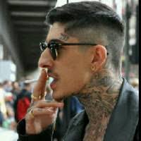 Dalam model rambut keriting pixie ini lapisan pendeknya meringkuk dan bertekstur rapi memungkinkan beberapa gelombang rambut untuk menetap di dahi dengan gaya santai. Gaya Rambut Morrissey Gaya Rambut Terbaru