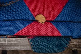 Der zuschnitt für diese decke ist besonders einfach, da hier das 20 cm x 20 cm patchwork lineal als schablone genutzt wird. Decke Stricken Patchwork Eine Einfache Anleitung Ohne Nahen