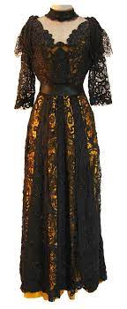 kleid spitze schwarz mit aufgearbeiteten stehkragen gurtel angenaht unterkleid seide gelb um die jahrhundertwende fashion formal dresses long evening wear