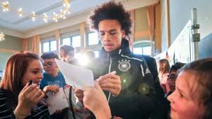 Nun hat sich auch bundestrainer joachim löw dazu geäußert. Fussball Nationalmannschaft Pr Offensive Des Dfb Mesut Ozil Beschaftigt Die Fans Weiterhin Hamburger Abendblatt