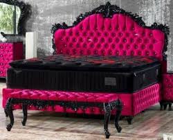 Sie suchen nach einem luxuriösen doppelbett, das erinnerungen an ihr lieblingshotel weckt? Casa Padrino Barock Doppelbett Pink Schwarz Prunkvolles Samt Bett Mit Glitzersteinen Und Matratze Schlafzimmer Mobel Im Barockstil Betten Direkt Bestellen