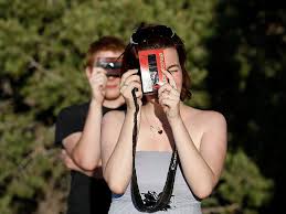 Deze speciale cleaner reinigt en ontvlekt de screens en geeft ze weer een frisse uitstraling. Solar Eclipse 2017 Wear Sunscreen To Protect Against Skin Damage