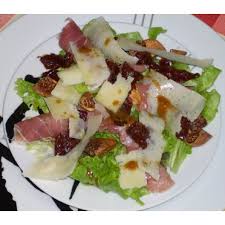 Recette De La Salade De Jambon De Parme Et Figues Sechees Au Vinaigne Balsamique Le Comptoir De Messenie
