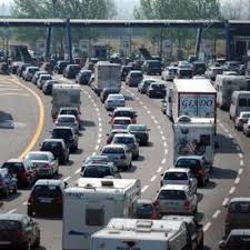 Traffico rallentato sul tratto sud dell'autosole, con uno scambio di carreggiata istituito sul posto, per un tamponamento tra due mezzi pesanti uno dei quali fermo in corsia d'emergenza. Traffico Autostrade On Twitter A1 Bologna Coda A1 Milano Napoli Coda Di 1 Km Tra Bivio A1 A14 Bologna Taranto E Valsamoggia Per Incidente