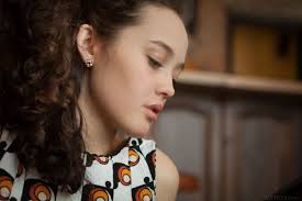 Hình nền : Venice Lei, Hoa, trang điểm, đàn bà, đối mặt, Nhìn vào người  xem, son môi, Brunette, Mắt xanh, mỉm cười, tóc ngắn, mô hình, Môi khô, Tạp  chí MetArt