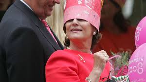 Kongen må fortsatt trene seg opp etter at han ble operert i kneet for noen uker siden. Kongebiograf Kong Harald Blir Mer Populaer Jo Eldre Han Blir Framtid I Nord