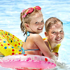 Denken sie aber daran, dass ein lautes, öffentliches schwimmbad ihr kleines verängstigen könnte. Funf Tipps Fur Einen Kindergeburtstag Im Freibad Balloonasblog