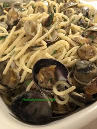 La presenza del pomodoro non turba il sapore delle vongole, anzi lo esalta rendendo la pasta più ricca e saporita. Spaghetti Alle Vongole Con Aglio E Olio Scientifica Dolcipensieri S Weblog