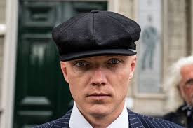 Hier koop je de Peaky Blinders-pet en andere kleding in die stijl