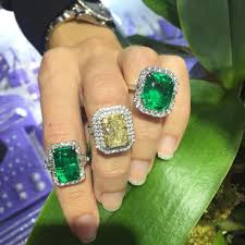 A life filled with diamonds, celebs and glam !peter marco and his beautiful wife esmerel take us down their road to success in life, business and love. Pin Auf Ringleaders