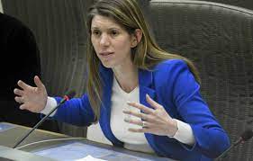 She took additional training at the ulb (in french): Els Ampe Redactie24
