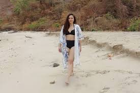 Hasil gambar untuk wulan guritno seksi bikini