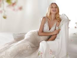 Charming jewelry, elegant watches and sparkling crystal creations commemorate the brand's tradition and craftsmanship. Nicole Spose Italienische Hochzeitskleider Hochzeitskleid Hochzeitskleider Brautkleid Brautkleider Alexa Brautmoden Geislingen Goeppingen Stuttgart Baden Wuerttemberg
