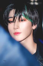 This really short layered haircut is the unspoken evidence that ladies can rock men's cuts, as well. Pale Blue On Twitter Black Hair Pale Skin Hair Pale Skin Scene Hair Colors
