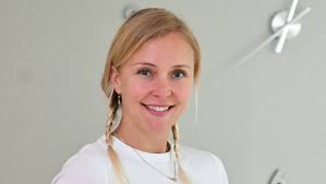 Anu Puumalainen hurmaa rohkeassa festariasussa