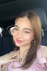 بيسان اسماعيل بلوك وردي ناعم في أحدث إطلالاتها شاركت نجمة السوشال ميديا  #بيسان_إسماعيل صورا عبر ستوري حسابها بإنستغرام من إطلالتها الأخيرة. واعتمدت  بيسان لوك كاجوال مكونا من توب باللون الوردي بلمسة مميزة