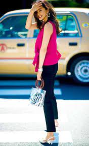 ユニクロの黒デニムで鮮度をアップ 派手色トップスでメリハリをつける休日コーデ デニムパンツ コーデ レディース デニムコーデ レディース ファッション