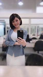 該名少女居於天水圍天盛苑，發病前曾回校上課及前往補習，其母親亦初步確診。 衞生防護中心表示，暫時未知誰先感染，目前已有約100名密切接觸者送往檢疫。 #香港電台 #港台電視31 #港台電視32 #十點半新聞天地 #新型肺炎 #變種病毒. Boymhgz2s6wsum