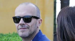 Notizie, video, foto e approfondimenti. Max Pezzali E Morto La Bufala Corre Sul Web Lui Sono Vivo