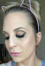 Does anyone know how to achieve this look? Or can recommend a video? I  searched