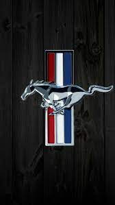 The Ford Mustang Logo With Silver Horses And Three Strips Fondos De Pantalla De Coches Autos Mustang Logotipos De Marcas De Coches