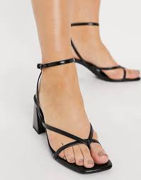 Runde zehenpartie, riemchendesign, sc… bianco sandalen mit hohem absatz für 64,99 €. Bershka Sandalen Mit Mittelhohem Absatz Und Eckiger Zehenpartie In Schwarz Asos