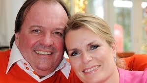 Jeff hoeyberghs heeft het recht om met zijn uitspraken de nood aan een lobotomie tussen zijn benen te verantwoorden. Jeff Hoeyberghs Ziet Zijn Relatie Op De Klippen Lopen Celebrities Hln Be