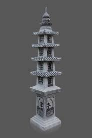 Grosse Stein Pagode Aus Naturstein Mit Floraler Verzierung Steinlaterne Geisterhaus Japan Garten Japanische Gartengest Statuen Bonsai Pflanzen Steinlaterne