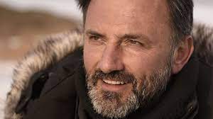 Avec les années, laisser derrière moi ces femmes et ces hommes, qui se livrent avec autant de générosité, devenait de plus en plus douloureux », écrit frédéric lopez. Frederic Lopez Rendez Vous En Terre Inconnue Est Une Emission Inattaquable L Express