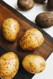 Cure di patate appena raccolte in un'area caratterizzata da temperature di 45 a 60 gradi fahrenheit, come ad esempio una cantina o in cantina, per 10 a 14 giorni prima della loro memorizzazione. Come Conservare Le Patate E Non Farle Germogliare Everli Stories
