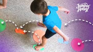 JUEGO PARA SALTAR CON PAPELES DE COLORES - Actividad de motricidad ...