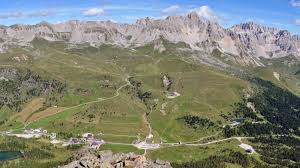 La val di fassa è il luogo ideale per le vostre vacanze proprio in ogni stagione! Trekking A Passo San Pellegrino Escursioni Per Tutti I Gusti
