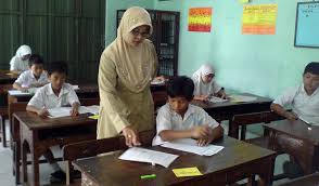 Bolos mengajar, terlambat masuk kelas, atau menggunakan seragam yang tidak sesuai (atau tidak pantas) merupakan sejumlah contoh tindakan yang mencerminkan ketidakdisiplinan guru. Kekuatan Guru Dalam Mengajar Majalah Fahma