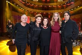 Share this movie link to your friends. Sto Spiti Me Thn Elenh Bitalh Shmera To Brady Radio Polis 99 4 Larisa