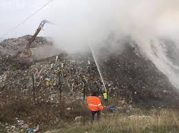 Inspectoratul pentru situații de urgență al județului cluj a anunțat miercuri seara că intervine la fața locului cu cinci autospeciale de stingere a incendiilor, pompierii având de luptat cu flăcări de zeci de metri înălțime, a scris someseanul.ro. Video Nou Incendiu La Pata Rat Acum Arde Groapa De Gunoi A Radp ConstruitÄ De PrimÄria Cluj Napoca Stiri De Cluj