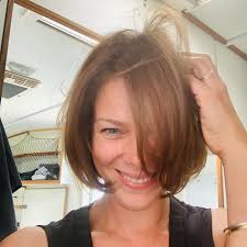 Durch den stufigen schnitt fällt der fransige bob sehr locker und kann auch mit wenigen handgriffen. Bob Schnitt Trendfrisur Mit Klarem Cut Gala De