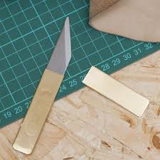 Couteau Kiridashi Un Petit Tranchet Japonais Dont La Lame Est Recouverte D Une Feuille De Laiton Faisont Office De Manche Couteau Lame Laiton