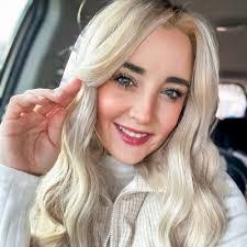 Lacey Phipps's Instagram, Twitter & Facebook