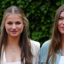 La princesse Leonor porte une bague crocodile et quatre autres bagues  contemporaines pour sa sortie près de Gérone