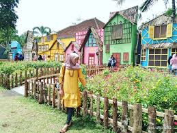 Tak perlu mengeluarkan biaya tiket masuk mahal ketika memasuki tempat rekreasi jember ini, tiap hari senin sampai kamis (weekday) rp. Lokasi Dan Harga Tiket Masuk Dira Park Garden And Resto Ambulu Jember Serunya Menikmati Liburan Serasa Di Belanda Daka Tour