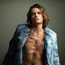 Op de foto hieronder zie je het heel duidelijk het is nog niet duidelijk wanneer de bachelor te zien is. Tony Junior Laat Tatoeage Zetten In Zijn Handpalmen Partyscene
