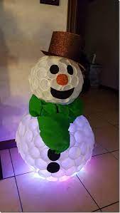 Il naso con un bicchiere di plastica colorato di rosso. Il Potere Della Fantasia Pupazzo Di Neve Con I Bicchieri Di Plastica Video Tutorial